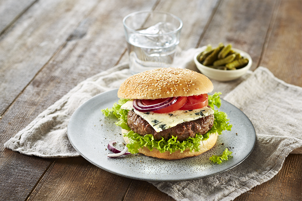Så gör du den perfekta burgaren med blåmögelost
