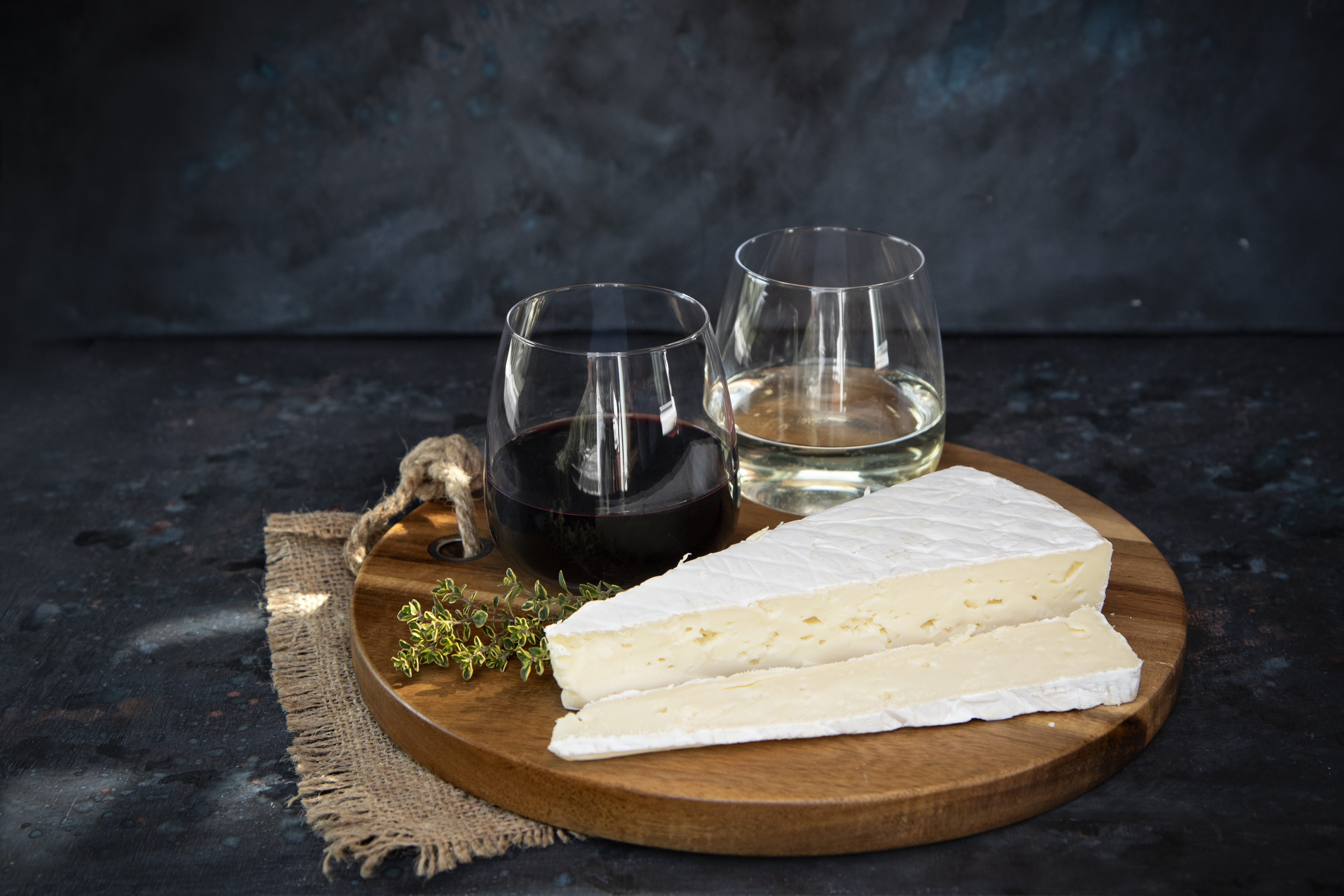 Så matchar du brie och vin