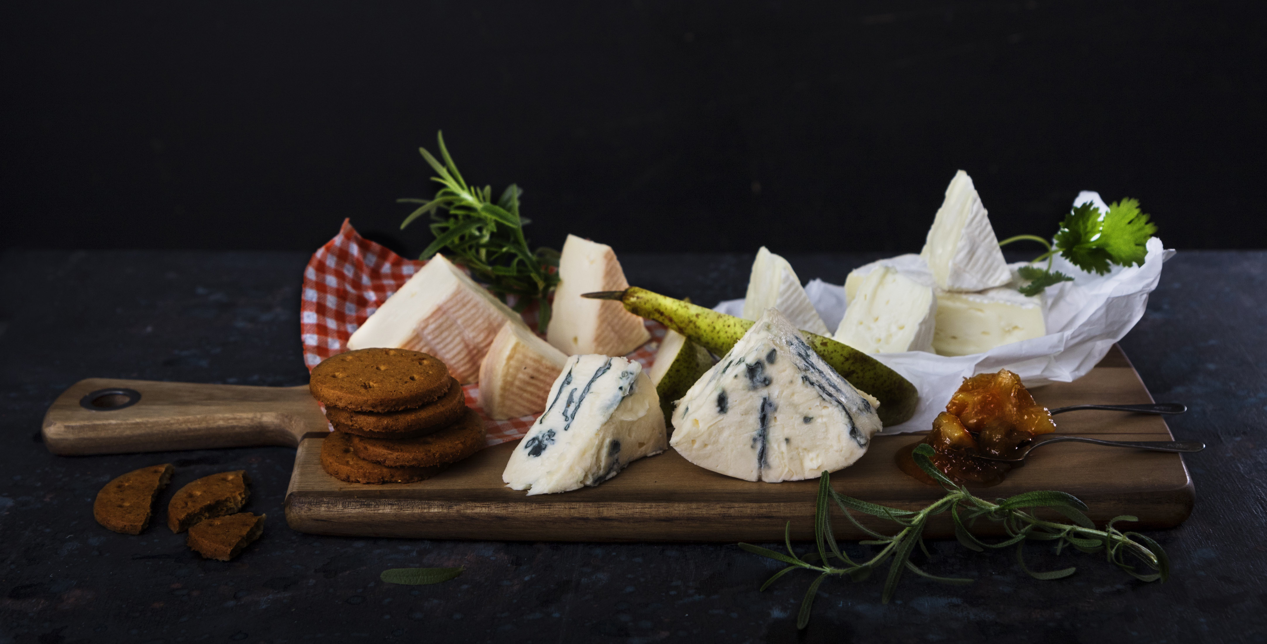 Ostbricka med vårostar